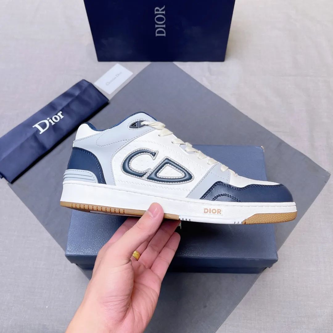 P420 Dior B57 low-top sneakers 2024 spring men's series new product launch [Celebrate][Celebrate][Celebrate], reinterpret the basketball shoe design and become Dior's classic item [strong][strong][strong], carefully crafted in black and cream white smooth cowhide, with beige suede, and the leather CD logo is displayed on the side Zhi, the tongue, sole and back side are decorated with various distinctive details to enhance the style[666][666], while the eyelet details, topstitching and rubber panels highlight the dynamic charm of its athletic style[strong][strong][strong]. It has a two-color rubber sole, which can be matched with various clothing to create a refined look. Size: 38 to 45 No. 067